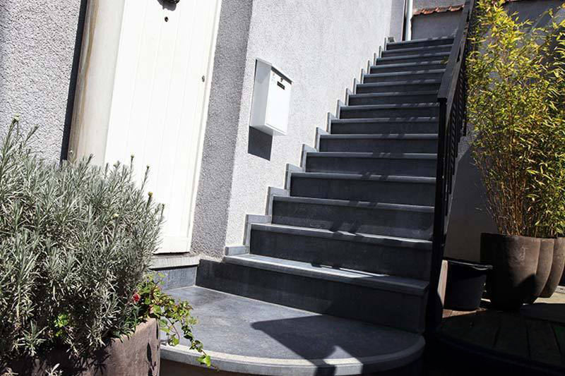 escalier en pierre bleue du Hainaut posé par la marbrerie dorchy