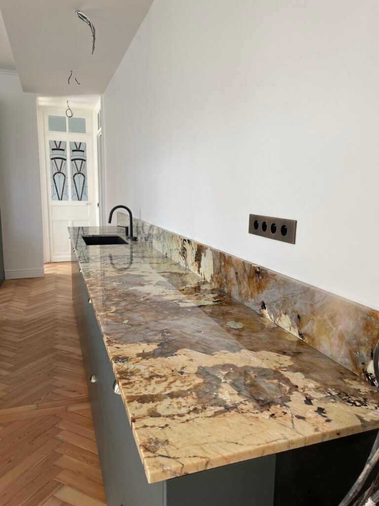 cuisine en marbre aux couleurs chaudes posées par la marbrerie dorcy